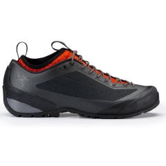 Zapato técnico con la tecnología Arc’teryx Adaptive Fit GORE-TEX.